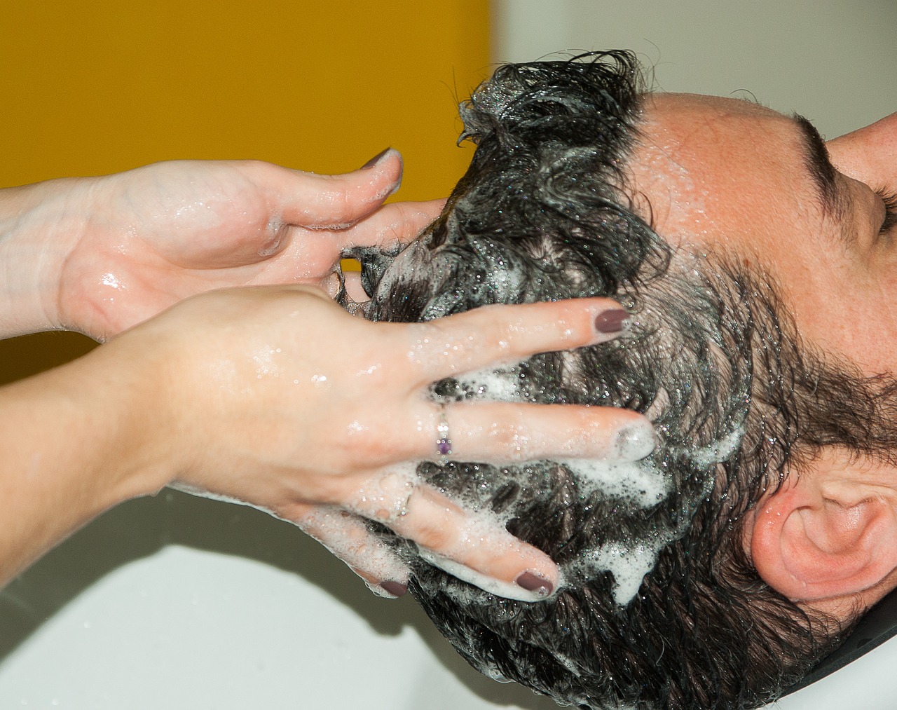 Szampony bez SLS – naturalny szampon do włosów nawilżający bez SLS