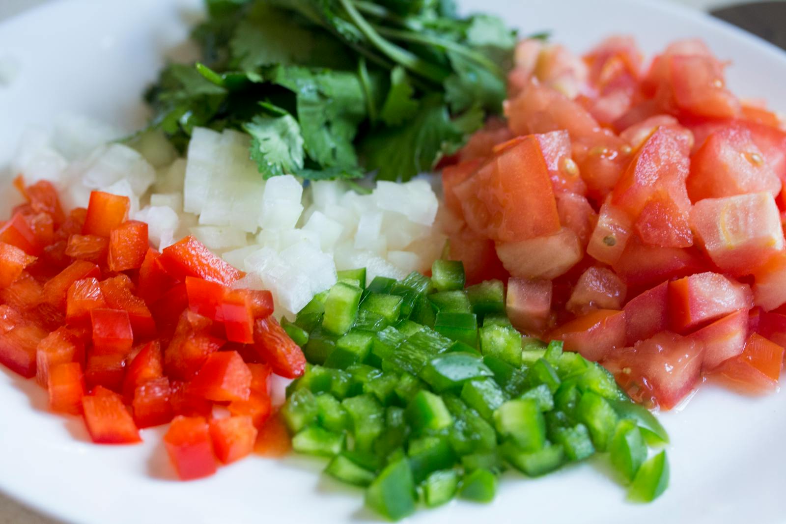 Czy gotowanie na parze sprzyja odchudzaniu? Odkryj korzyści! Colorful diced vegetables on a plate, perfect for healthy cooking and meal prep.
