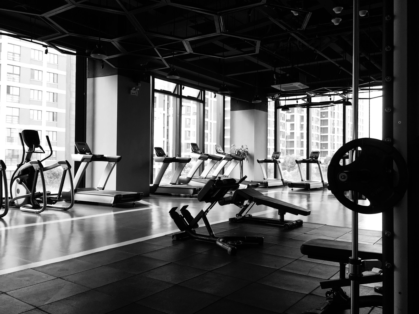 Joga na ból głowy: naturalna metoda na migreny i stres gym equipment inside room