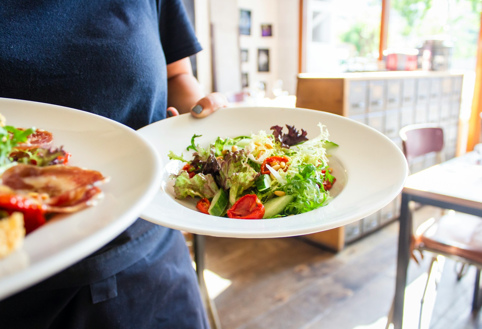 Korzyści z diety bez mięsa i nabiału: zdrowie i ekologia two cooked food on plate