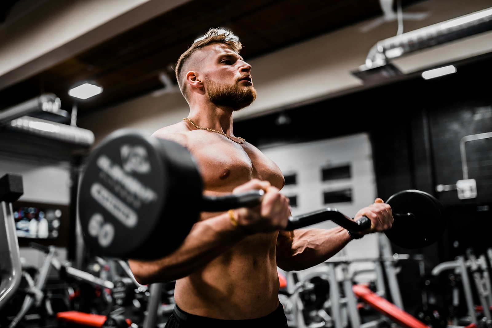 Trening tabata – co powinieneś wiedzieć o tej intensywnej metodzie? topless man in black shorts carrying black dumbbell