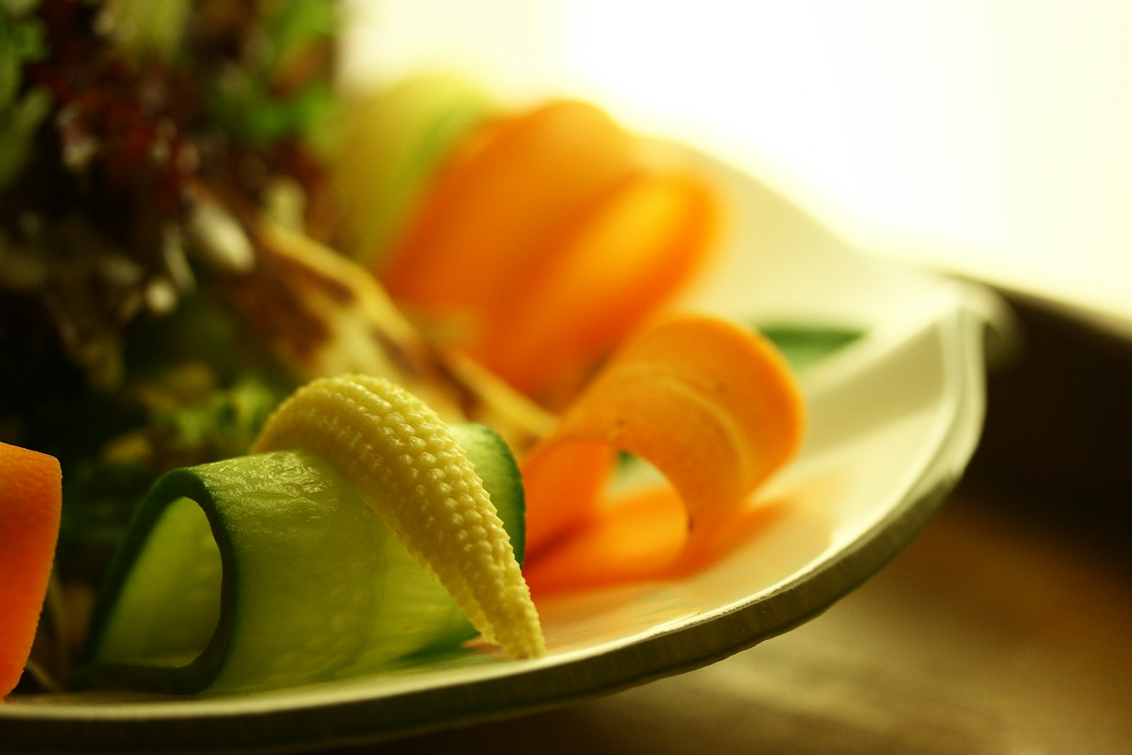 Witamina K – odkryj jej źródła, funkcje i skutki niedoboru sliced cucumber on white ceramic plate