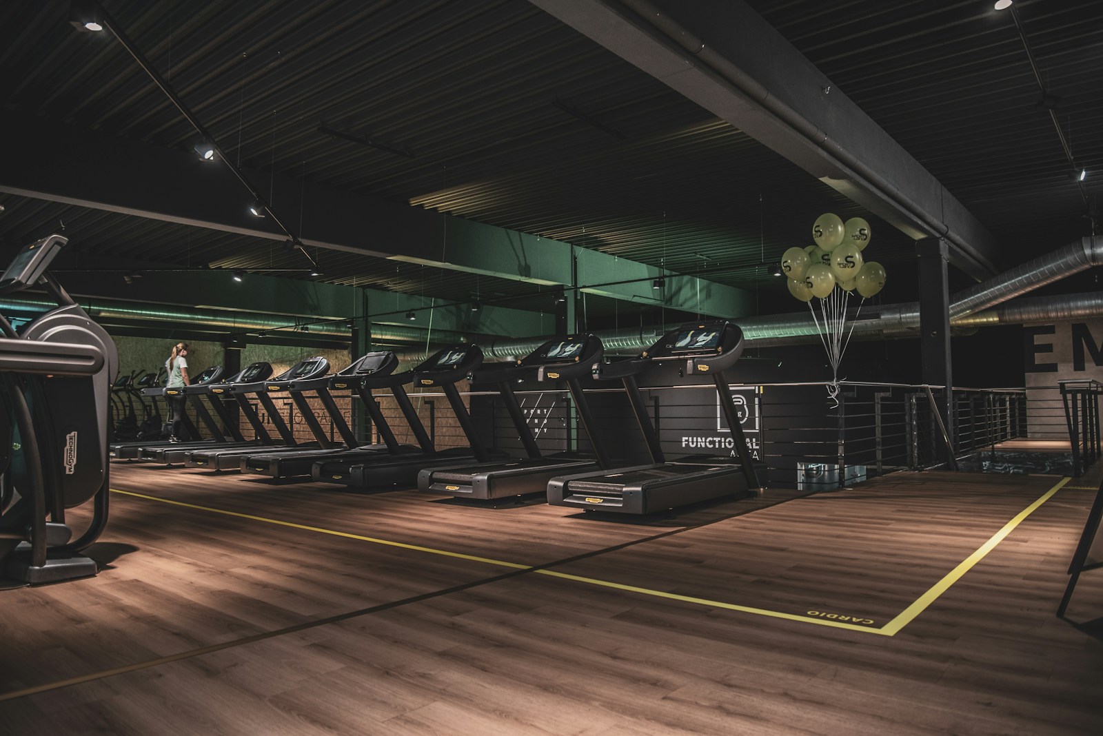 Glute bridge ze sztangą – jak poprawnie wykonać i dlaczego warto? black and gray escalator inside building