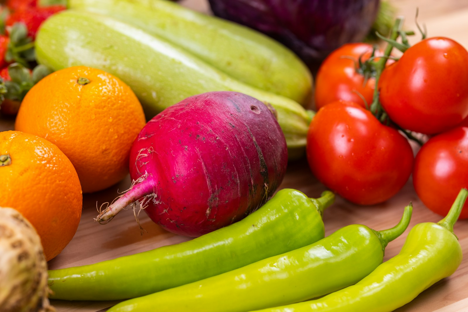 Zdrowe przekąski - co wybrać i jak przygotować pyszności? red and green chili peppers