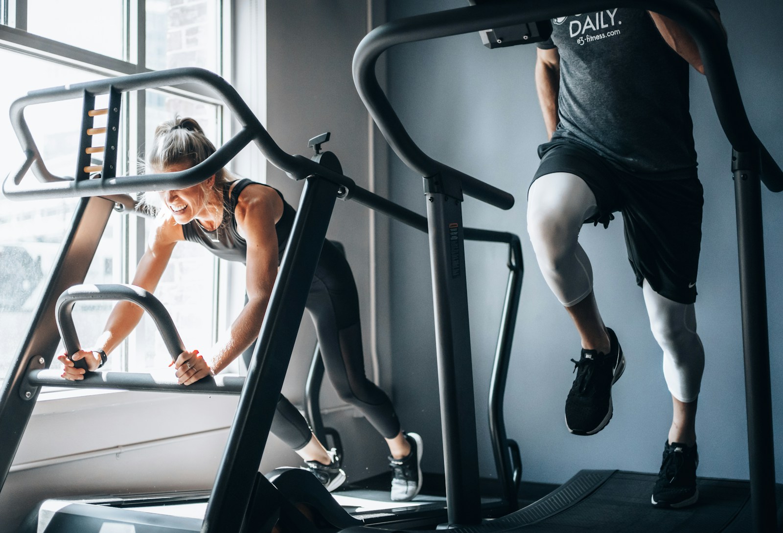 Martwy ciąg na jednej nodze – technika, korzyści i porady dla instruktorów woman in black tank top and black shorts sitting on black exercise equipment