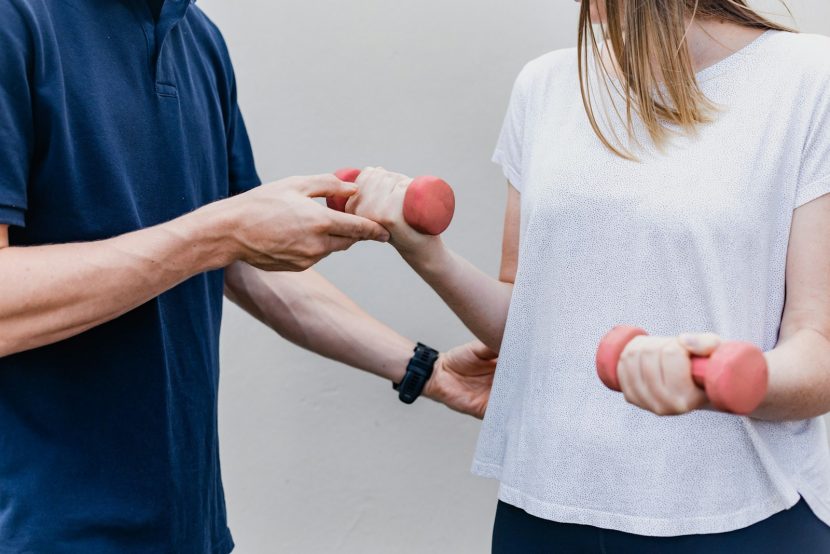 Rehabilitacja: co to jest i jak może zmienić Twoje życie? a man and a woman holding dumbs in their hands
